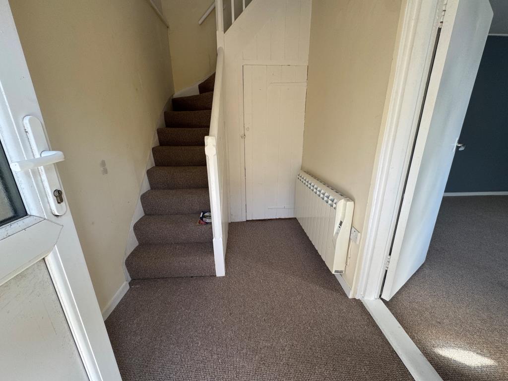 Lot: 75 - END-TERRACE TWO-BEDROOM COTTAGE IN VILLAGE LOCATION - Entrance hall